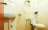 Toilet Kamar 4 OYO 43962 Ezzy In Hotel