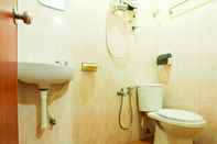 Toilet Kamar OYO 43962 Ezzy In Hotel