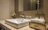 Toilet Kamar 5 Maximilan DaNang Beach Hotel