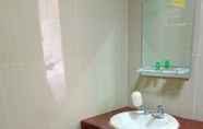 Toilet Kamar 6 UNP Hotel & Convention Center