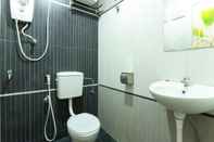 Toilet Kamar OYO 44088 Valley View Hotel