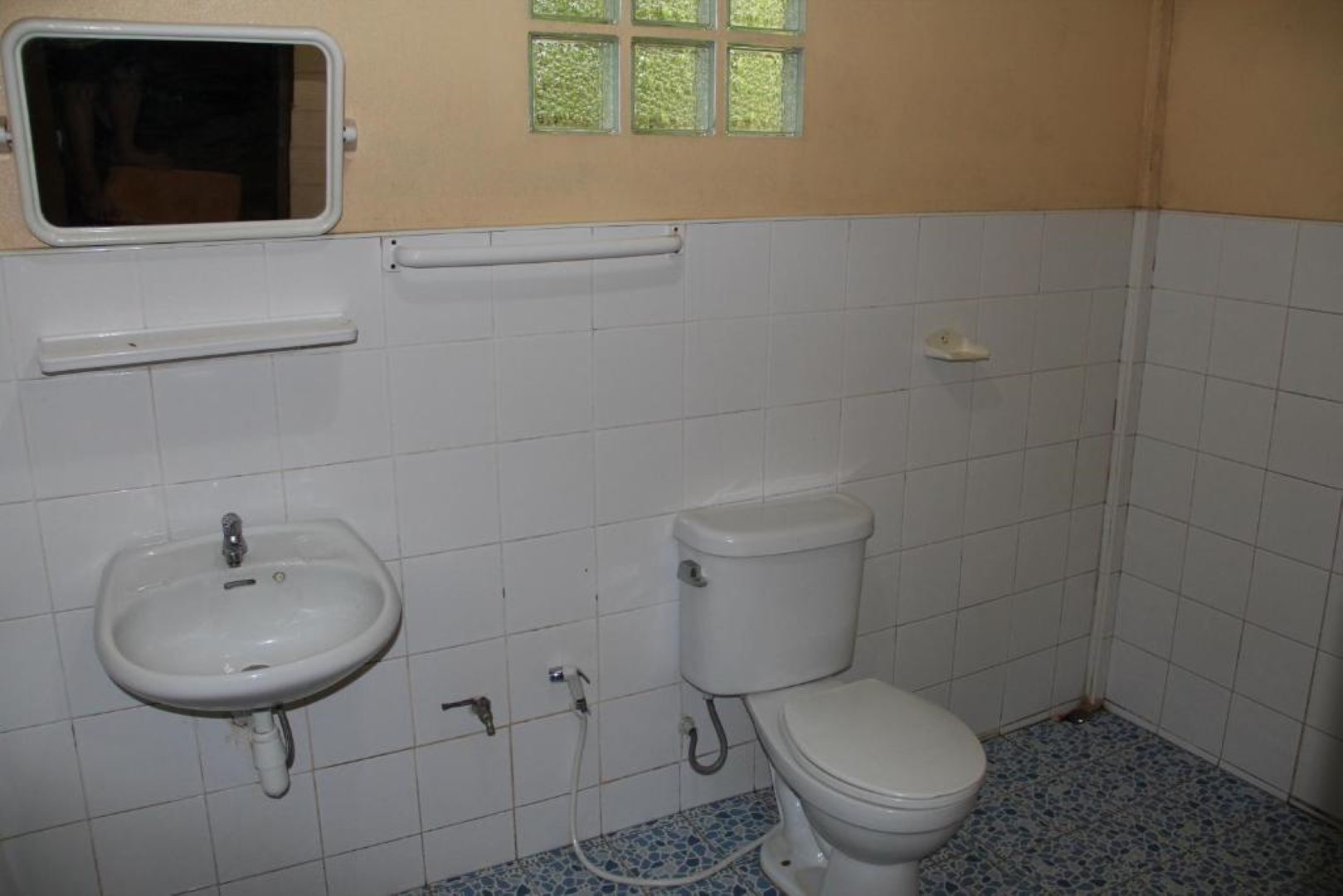 Toilet Kamar 7 WHITE SAND GARDEN