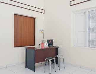 Lobi 2 OYO 1190 Griya Soeratin Residence Syariah