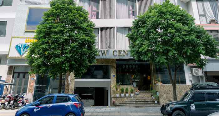 Bên ngoài New Century Hotel