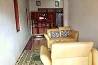 ล็อบบี้ Mampir Homestay - 4 Bedrooms