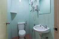 ห้องน้ำภายในห้อง OYO 44072 Mines Cempaka Hotel