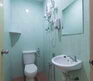 In-room Bathroom 4 OYO 44072 Mines Cempaka Hotel
