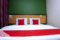 Bedroom SUPER OYO 44054 Holiday Mansion Inn