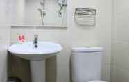 Toilet Kamar 4 SUPER OYO 44054 Holiday Mansion Inn