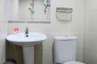 Toilet Kamar SUPER OYO 44054 Holiday Mansion Inn