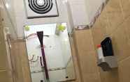 In-room Bathroom 4 Apartemen Menteng Square By Putra