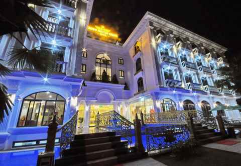 Bên ngoài Crown Nguyen Hoang Hotel