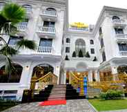 Bên ngoài 2 Crown Nguyen Hoang Hotel