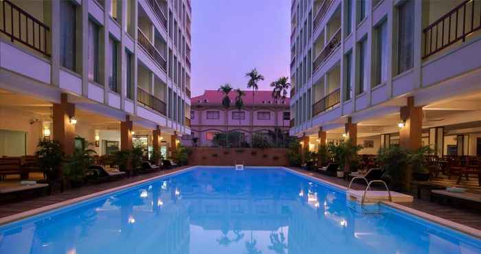 Kolam Renang Smiling Hotel