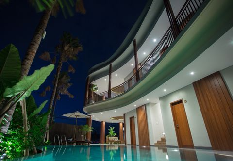 Exterior Curve Guest House