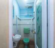 In-room Bathroom 7 OYO 44016 Rafik Ali Motel
