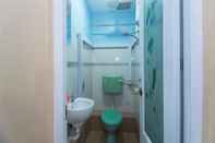 Toilet Kamar OYO 44016 Rafik Ali Motel