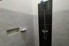 客房内浴室 2 Bedrooms at Abadi Homestay