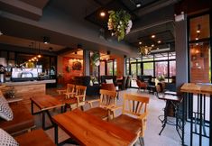 บาร์ คาเฟ่ และเลานจ์ 6 Canvas Family Home