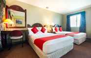 Kamar Tidur 4 OYO 227 Palladium Suites Hotel