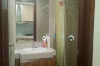 In-room Bathroom Strategic Room at U Residence 3 Near UPH Lippo Karawaci