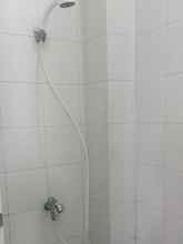 In-room Bathroom 4 Apartemen Ancol Mansion by Eti