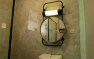 Toilet Kamar 6 ARON Hotel Purwokerto