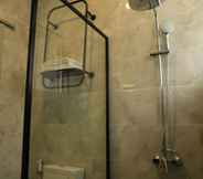In-room Bathroom 5 ARON Hotel Purwokerto