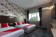 Bedroom Super OYO 89375 Regent Hotel