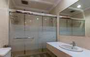 Toilet Kamar 6 Super OYO 89300 Zen Garden Resort