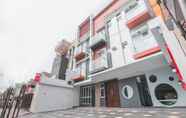 Luar Bangunan 4 Super OYO 1487 Residence Khoe