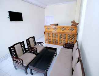 Lobi 2 OYO 1335 Anie 71 Residence