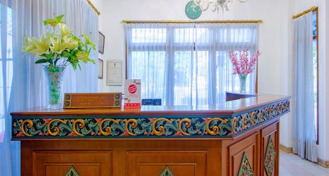 Lobby 2 Trim Tiga Hotel