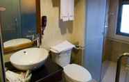 In-room Bathroom 3 Millennium Hotel