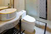 In-room Bathroom Zen Dream Home by Sazi