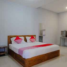Bedroom 1 OYO 1579 Kate'el Inn, Minimarket Istana Gandrung Hotels