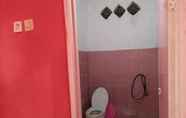 In-room Bathroom 5 Ubur-Ubur Homestay