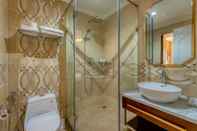 In-room Bathroom Golden Tree Hotel & Apartment