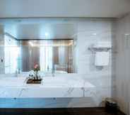 In-room Bathroom 7 Menrva Hotel