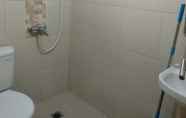 Toilet Kamar 6 Studio Room at Apartment Orchard Tanglin Level 10 No 3