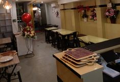 Bar, Cafe and Lounge 2 TOP Guest House Semarang 
