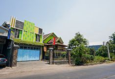 Exterior 3 OYO 1639 Penginapan Anggrek Syariah 1