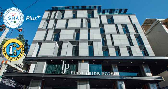 ภายนอกอาคาร First Pride Hotel