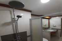 Phòng tắm bên trong Sara Hotel Labuan