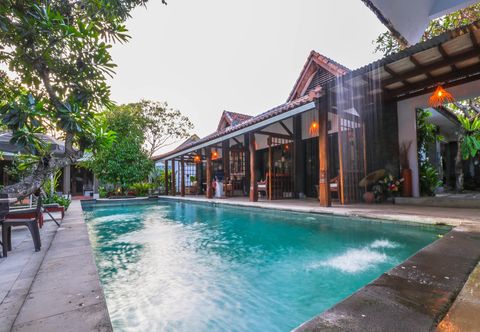 Swimming Pool OYO 1757 Villa Dende