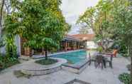 Swimming Pool 3 OYO 1757 Villa Dende