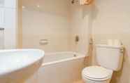 Toilet Kamar 5 3 BR Batavia Apartment By Sava Jakarta