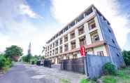 Bangunan 3 OYO 1693 Edward Residence Malalayang