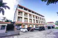 Bangunan OYO 1693 Edward Residence Malalayang