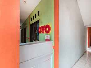 Lobi 4 OYO Living 1756 Amira Guest House